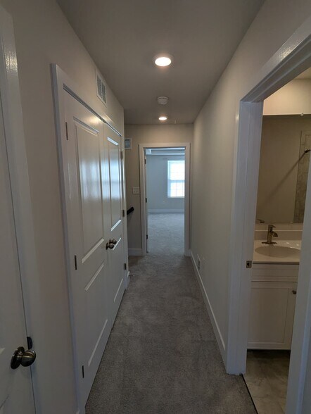 Building Photo - 2290 Marcy Dr