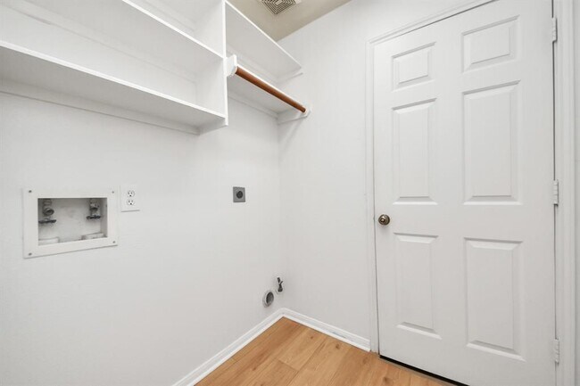Building Photo - 5931 Mettler Ln
