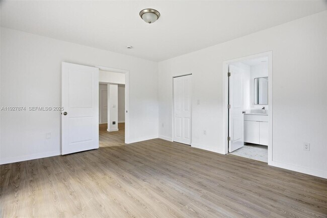 Building Photo - 465 NE 165th St