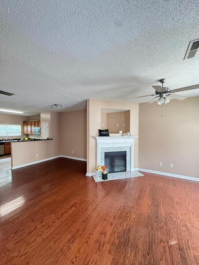 Building Photo - Move-in ready townhome in East Point/Colle...