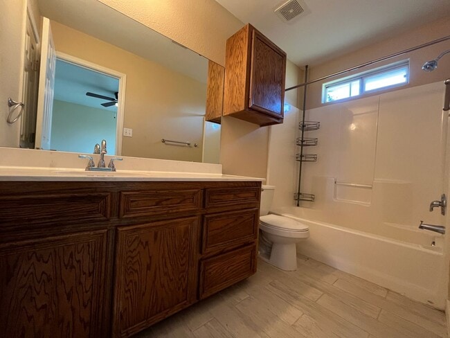 Building Photo - THREE BEDROOM QUICK COMMUTE TO CROSSTOWN SOUTH