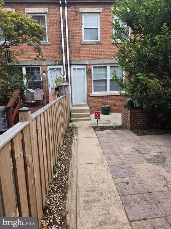 Building Photo - 33 S Ann St