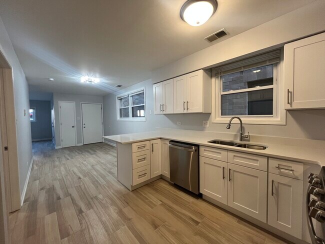 Building Photo - 449 W 37th St