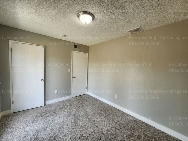 Building Photo - 4 bedroom 2 bath great location.