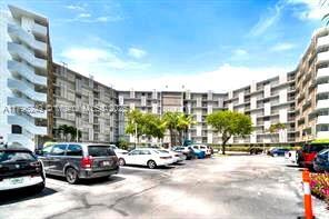 Building Photo - 3401 N Country Club Dr