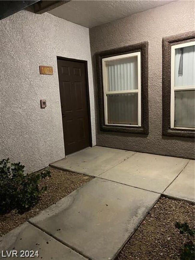 Building Photo - Very Nice & Clean Downstairs Unit In South...