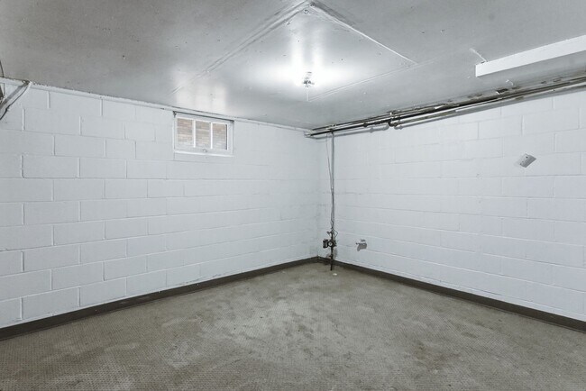 Building Photo - Spacious Three Bedroom!