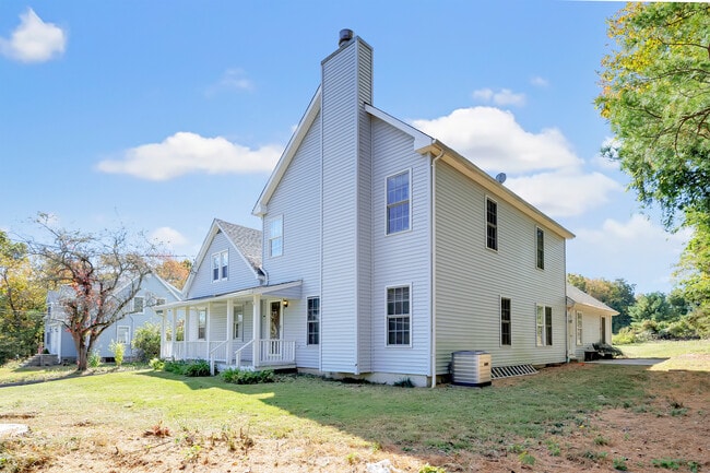 Building Photo - 142 Meadow St