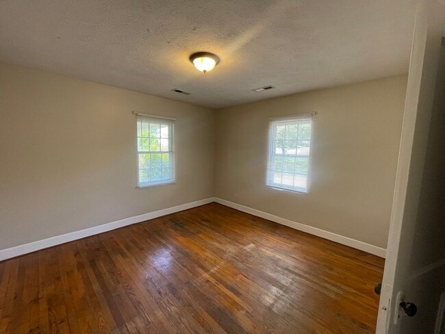 Building Photo - Cozy Bungalow Style Home