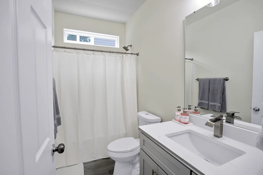 Building Photo - Room in House on William Stowe Dr