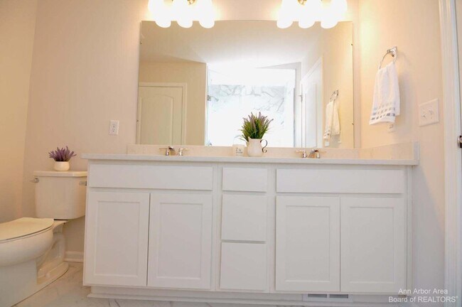 Building Photo - 1104 Salt Springs Dr