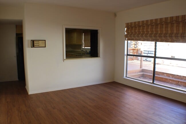 Building Photo - Gorgeous garden style home in San Antonio. Realtor Commission: $300