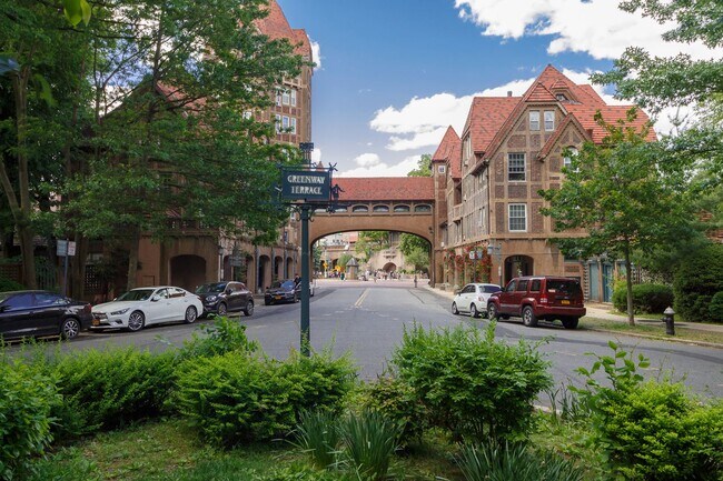 Building Photo - Beautiful 3 bed 3 bath Apartment designed by Lead Architect Steward Wagner and Alfred Fellheimer ...