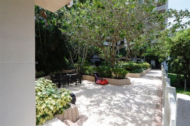 Building Photo - 1121 Crandon Blvd