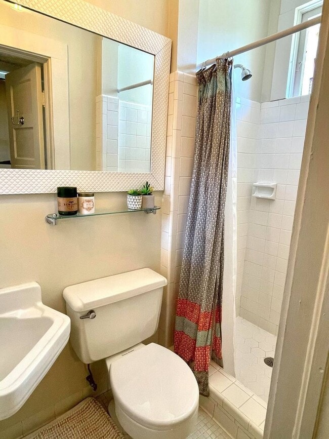 Building Photo - Charming 3-Bedroom Home in the Heart of Ol...