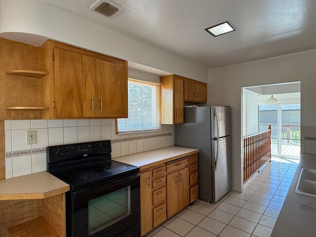 Building Photo - 5 Bedroom Home Available In Spokane Valley!
