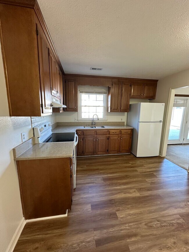 Building Photo - Located in Close Proximity to City Center.