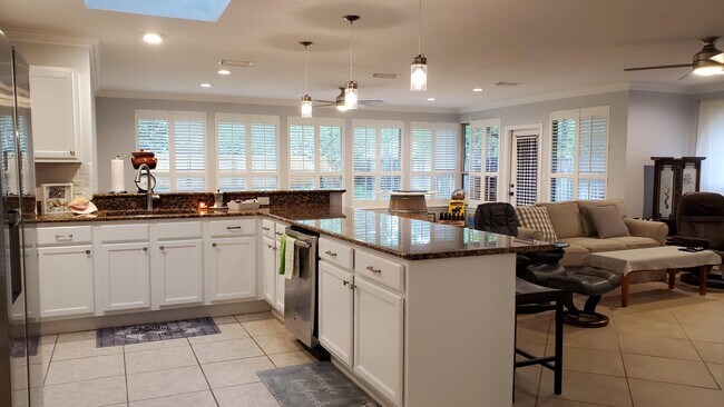 Building Photo - 726 St Thomas Cove