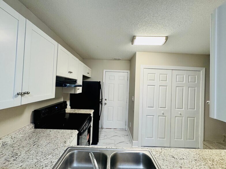 Kitchen - 8112 Farmlea Cir