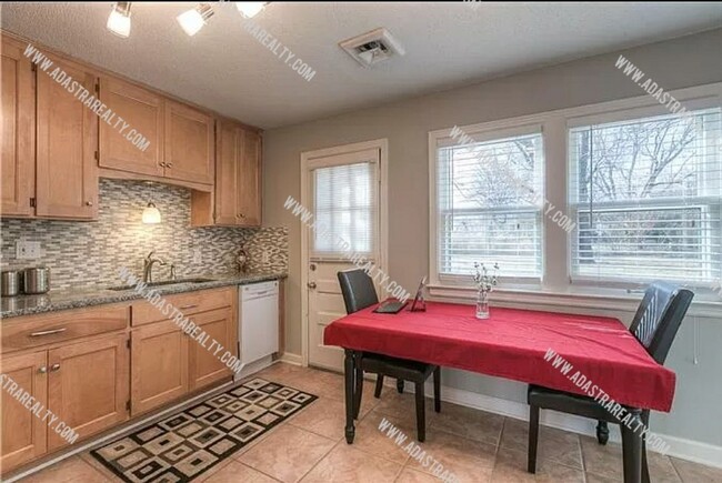 Building Photo - Beautiful Roeland Park Ranch-Available NOW!!