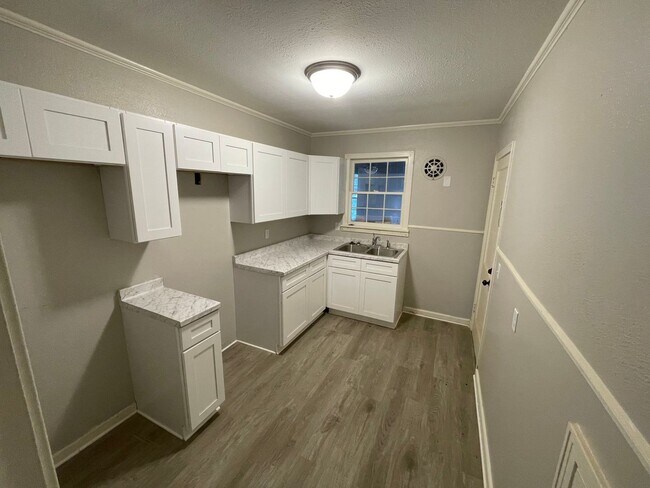 Building Photo - Just Remodeled 2 Bed, 1 Bath Home