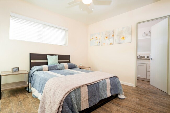 Building Photo - 17417 Vanowen St