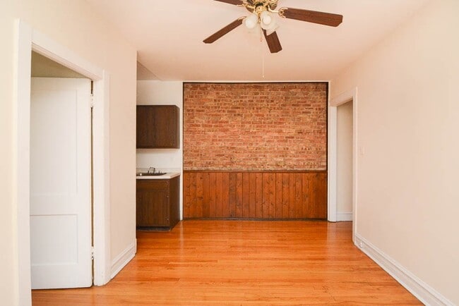 Building Photo - 958 W Cornelia Ave