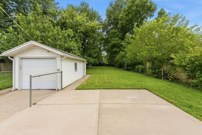 Building Photo - CHEVIOT: Charming 4 bed 2.5 bath 1 car detached garage