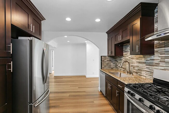 Building Photo - 420 N Batavia St