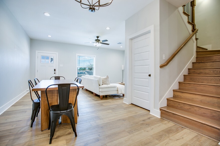 Building Photo - 1009 Holiday Dr