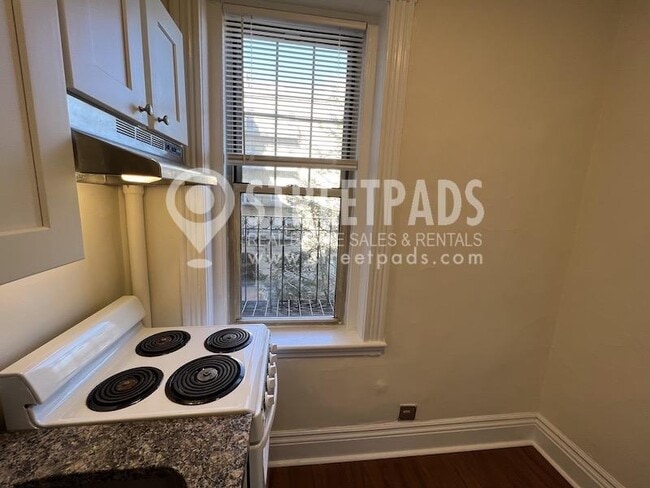 Building Photo - bedroom in Boston MA 02215