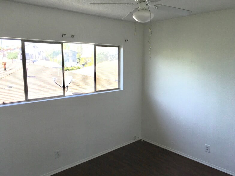 Building Photo - 1129 E Maple St