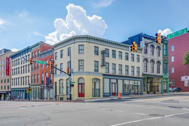 Building Photo - 1321 1/2 E Main St