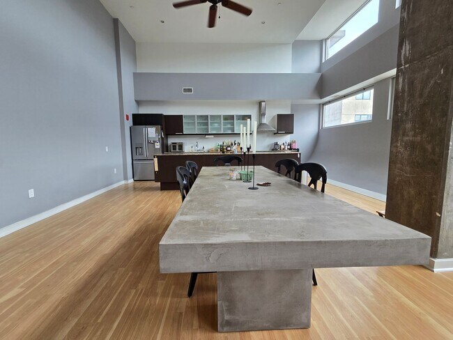 Building Photo - HUGE Stunning Bright 3 bed 2.5 bath loft i...