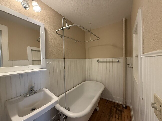 Building Photo - Spacious 1Bed, 1Bath in Lake of the Isles Neighborhood!