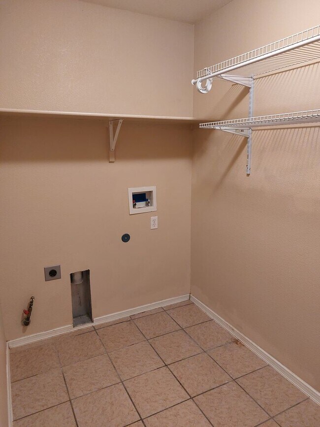 Building Photo - Beautiful 3 Bedroom Home in Legends West