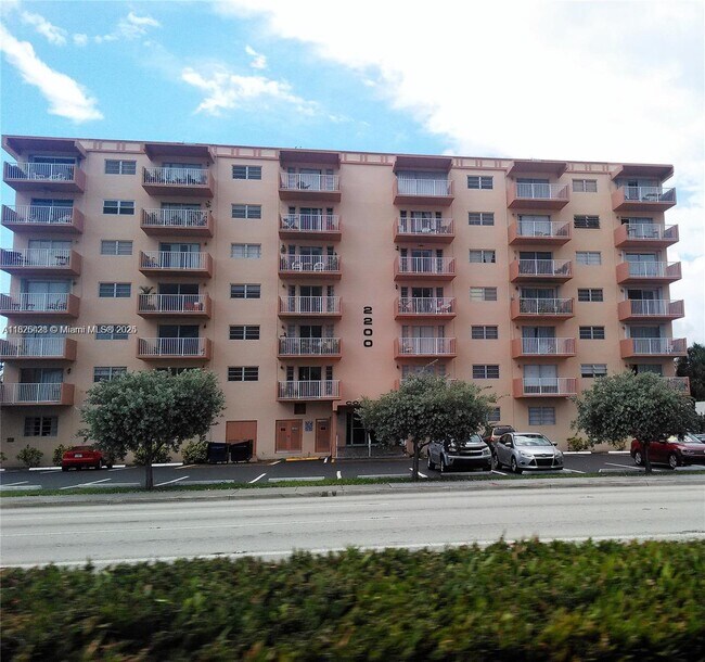 Building Photo - 2200 E Hallandale Beach Blvd