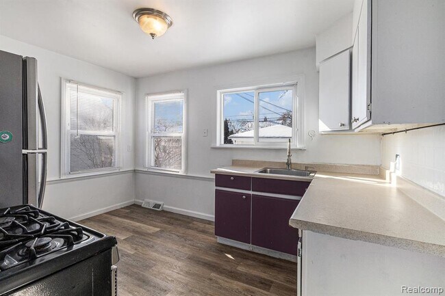 Building Photo - 2045 Central St