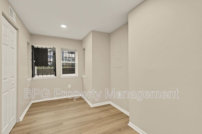 Building Photo - 1033 5th St NE