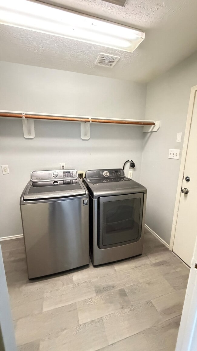 Building Photo - 4115 Geronimo Lake Dr