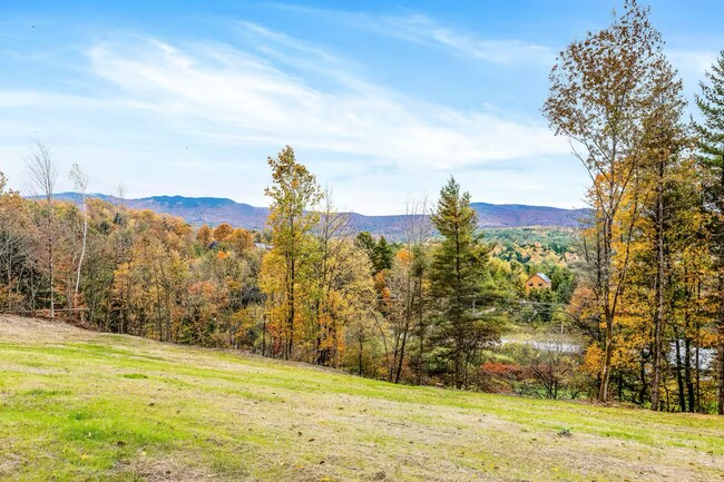 Building Photo - 4 Bedroom in Waterbury, VT Available NOW (Furnished + Utilities included)