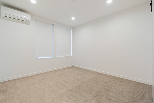 Building Photo - 2614 SW Nevada St