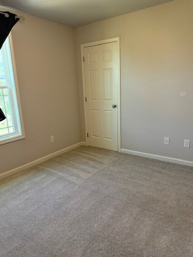 Building Photo - Cute 3 Bedroom Home Nestled in the back of the cul-de-sac