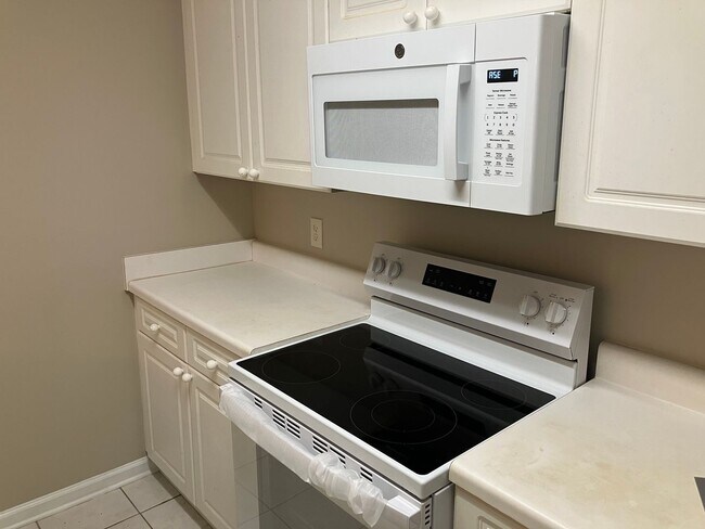 Building Photo - Asbury Hills Condominiums-2428 E. University,  Unit 1106