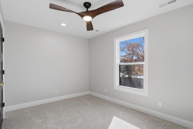 Building Photo - 4403 Glen Eagle Dr