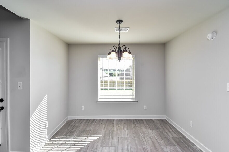 Building Photo - 3555 Sabra Ln