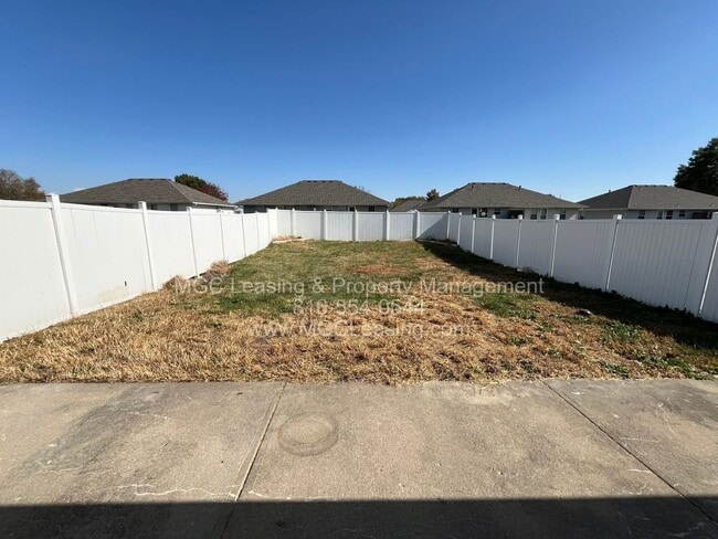 Building Photo - 213-215 Aaron Ln