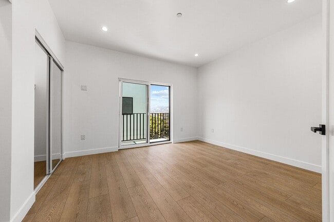 Building Photo - 1376 Edgecliffe Dr