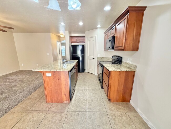 Building Photo - Fossil Hills #51-Beautiful town home near little valley