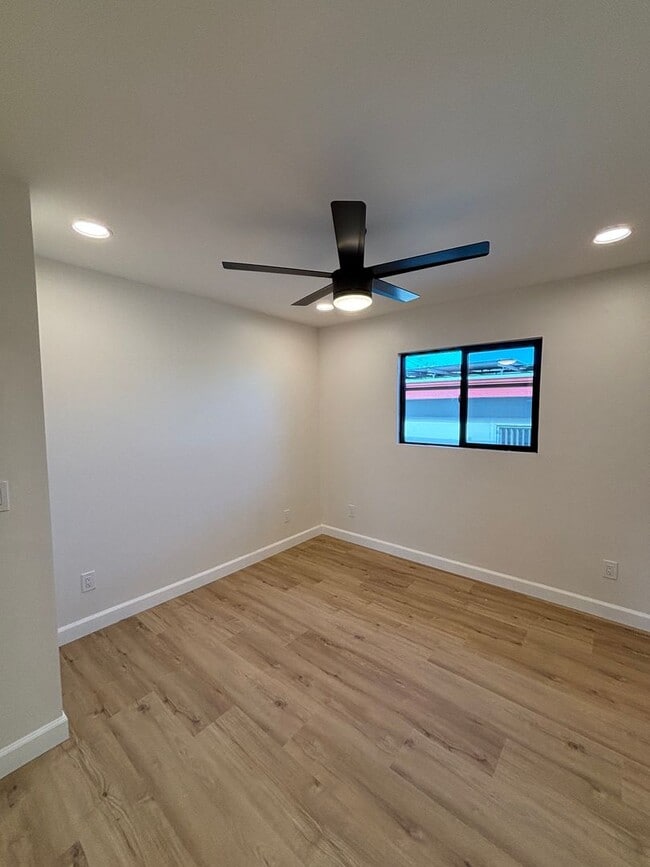 Building Photo - 2 Bed 1 Bath Apartment for Rent in Pacific...